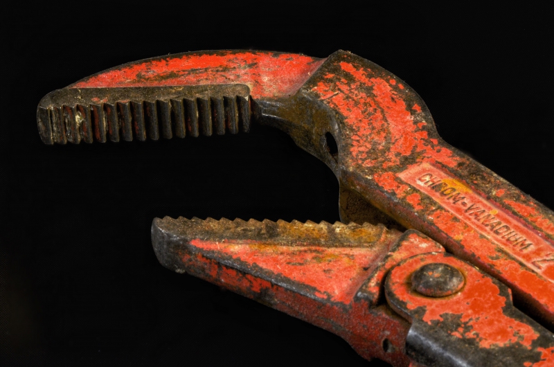 plombier-CHATEAUVERT-min_pipe-wrench-318084